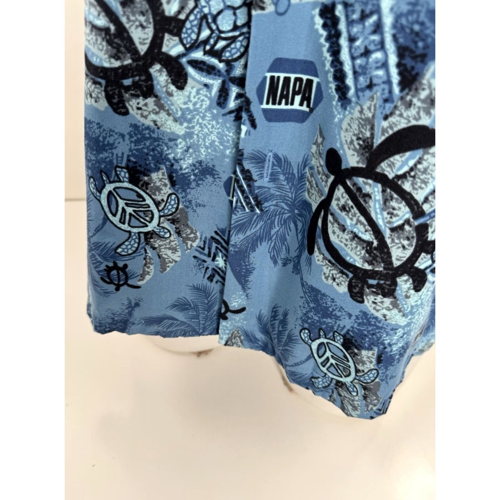 Vintage MALIHINI Napa Auto Parts Tribal Sea Turtle Hawaiian Aloha M Shirt Men Blue Short Sleeve Button-Up M Womens Boys Girls Size US M / EU 48-50 / 2 - 3 Thumbnail