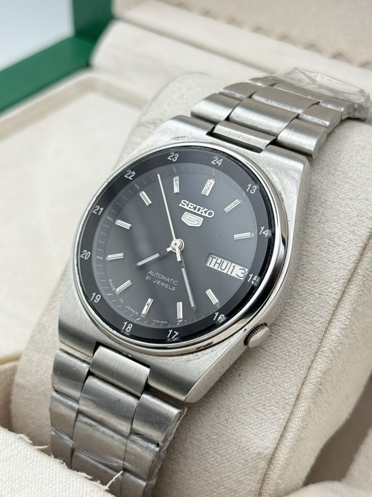 Seiko SEIKO 5 AUTOMATIC 7009 BLACK DIAL MEN VINTAGE WRISTWATCH Size 36 - 5 Thumbnail