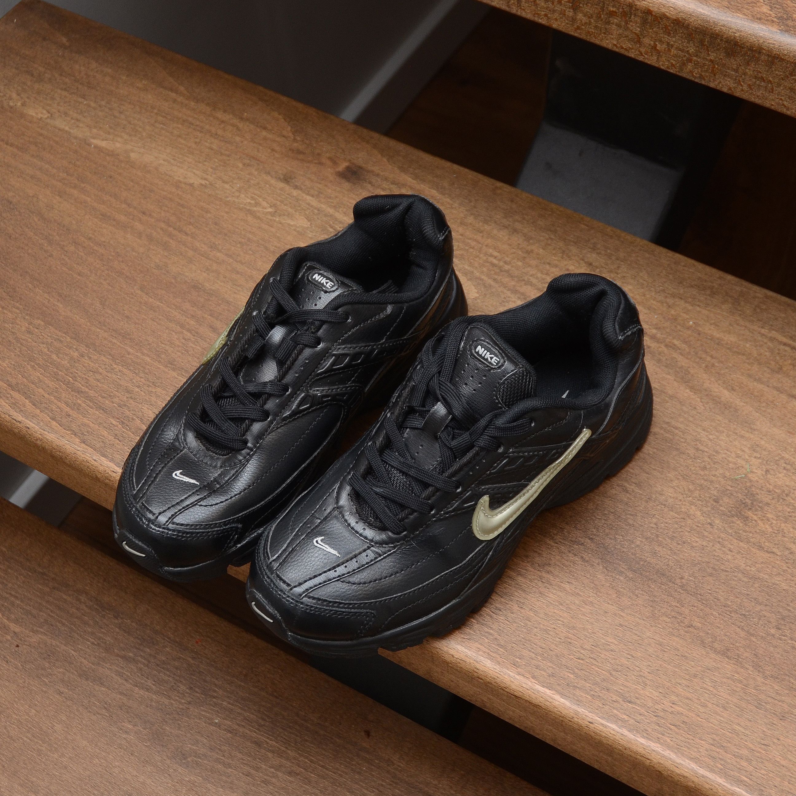 Nike Rare Nike Black Trainers UK 3.5 US 4Y Sneakers Silver Swoosh Size US 6 / IT 36 - 6 Thumbnail