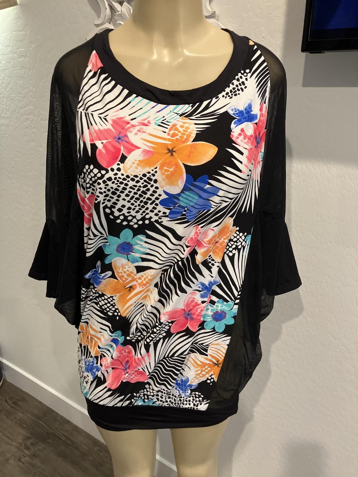 Other NWT Black Sheer Sleeve Floral Print Tunic Top Size M / US 6-8 / IT 42-44 - 1 Thumbnail