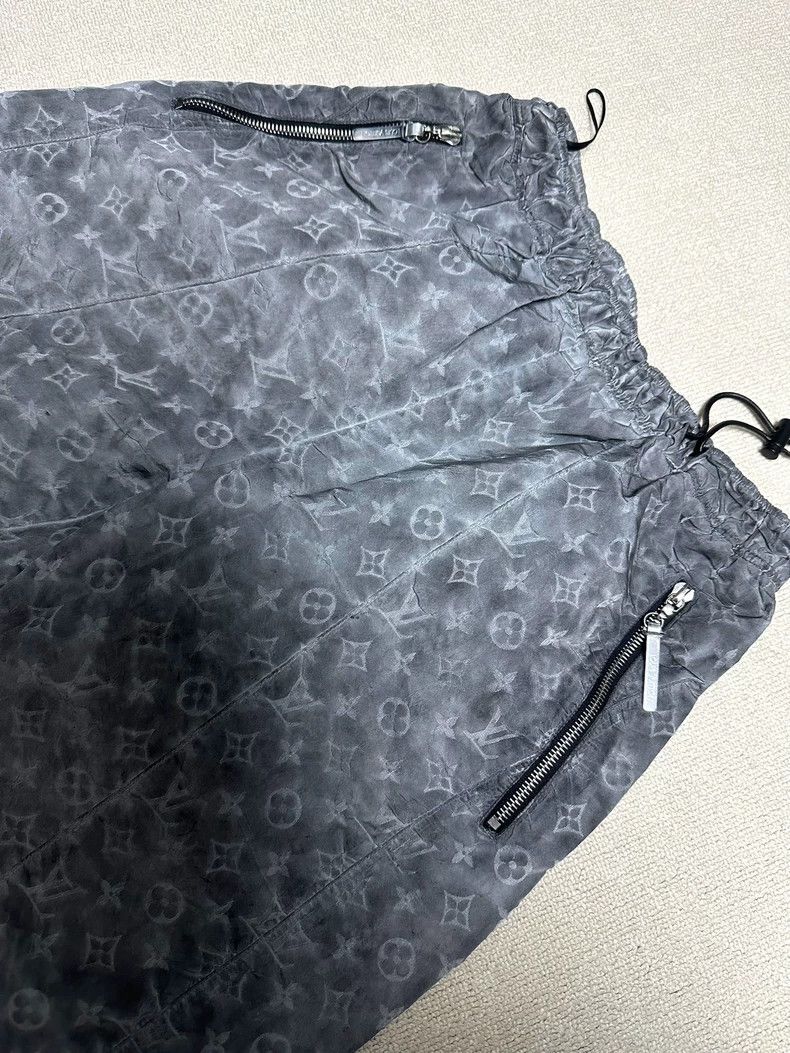 Louis Vuitton Louis Vuitton Metallic full-print shorts 2503-N Size US 34 / EU 50 - 4 Thumbnail
