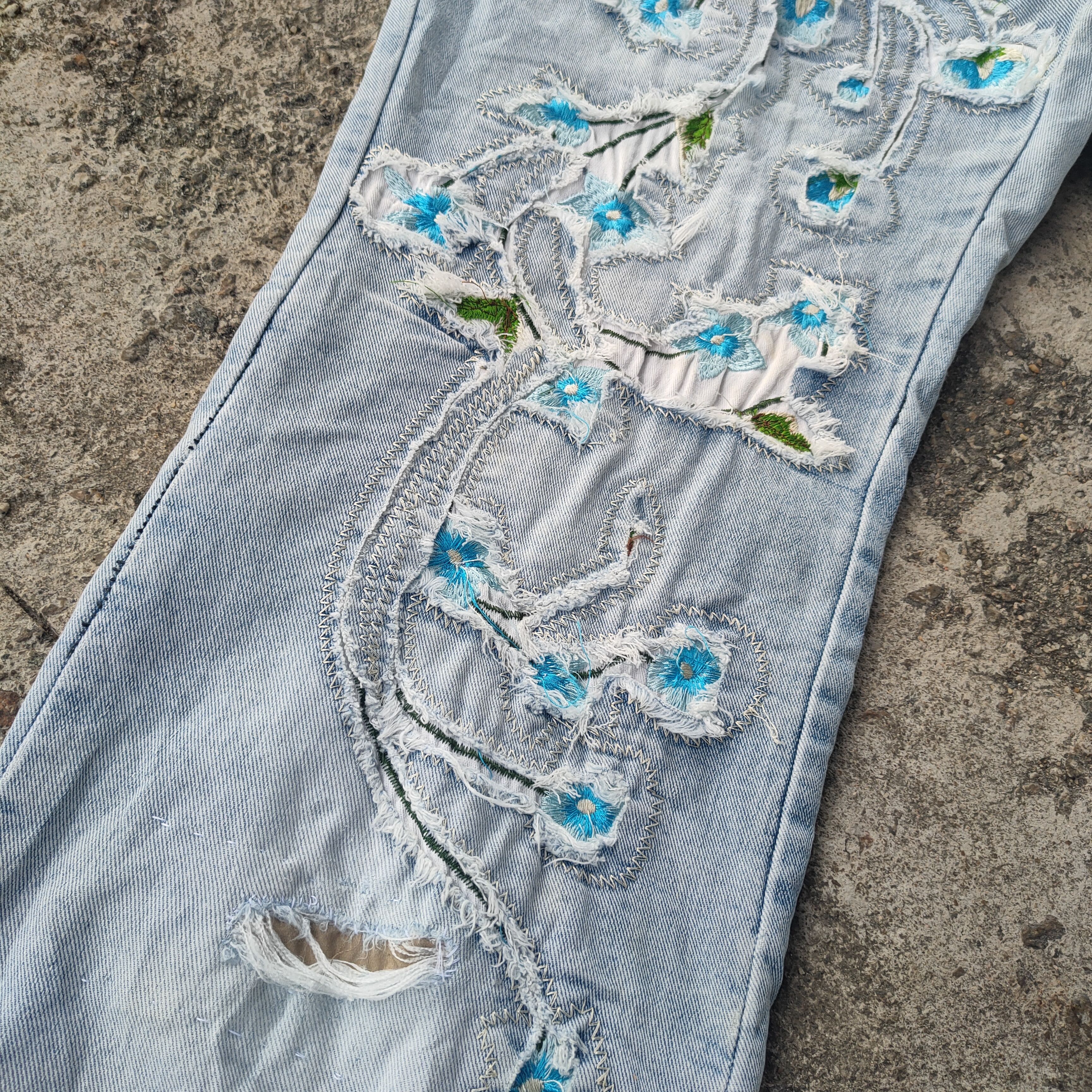 Japanese Brand FLARE VINTAGE JAPANESE EMBROIDERED FLOWER JEANS DENIM PANTS Size US 30 / EU 46 - 5 Thumbnail