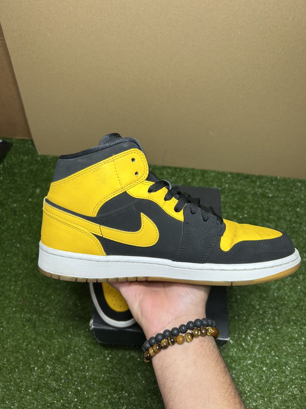 Jordan Brand Jordan 1 Mid New Love 2017 Size US 8.5 / EU 41-42 - 4 Thumbnail