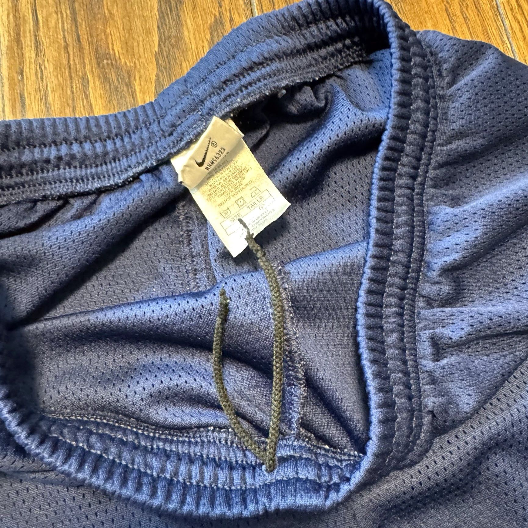 Nike VINTAGE Nike Men Shorts Size L Blue White Embroidered Logo 90s Athletic Activewear Shorts Mens Regular Waist 32 in 5 in Inseam Size US 33 - 3 Thumbnail
