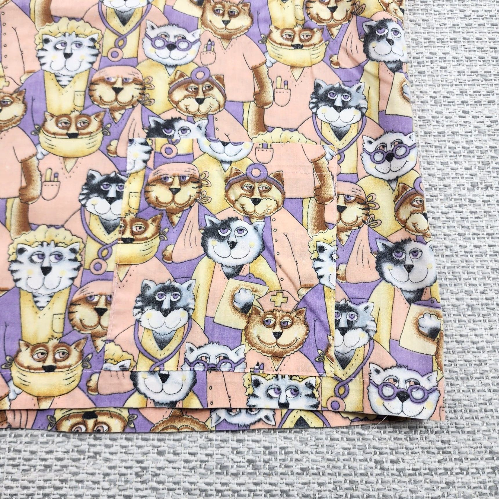 Vintage VINTAGE di Prima Scrub Top Shirt Womens Medium Peach Purple Cats Made USA V-Neck Pockets Size M / US 6-8 / IT 42-44 - 5 Thumbnail