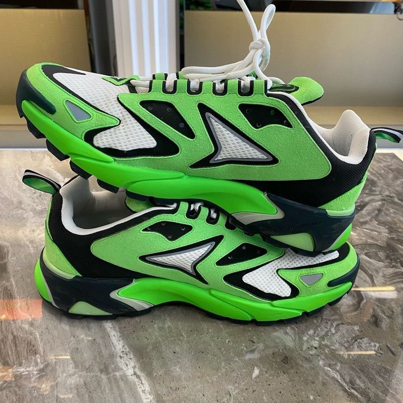 Louis Vuitton Runner Tatic Stylish Low-Top Sneakers 0079