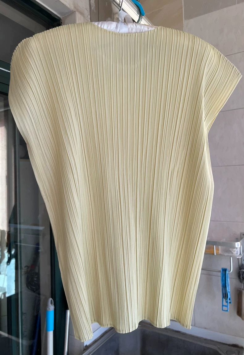 Issey Miyake Issey Miyake size:4 Beige pleated short-sleeved shirt Size XS / US 0-2 / IT 36-38 - 2 Thumbnail