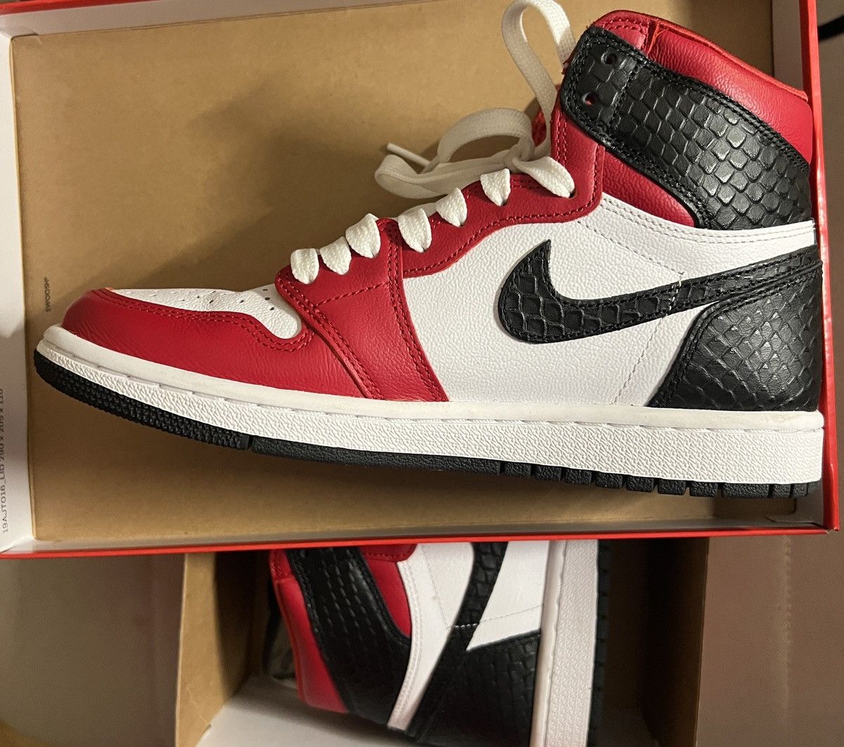 Nike Wmns Air Jordan 1 Retro High OG Satin Red Size US 7 / IT 37 - 10 Thumbnail