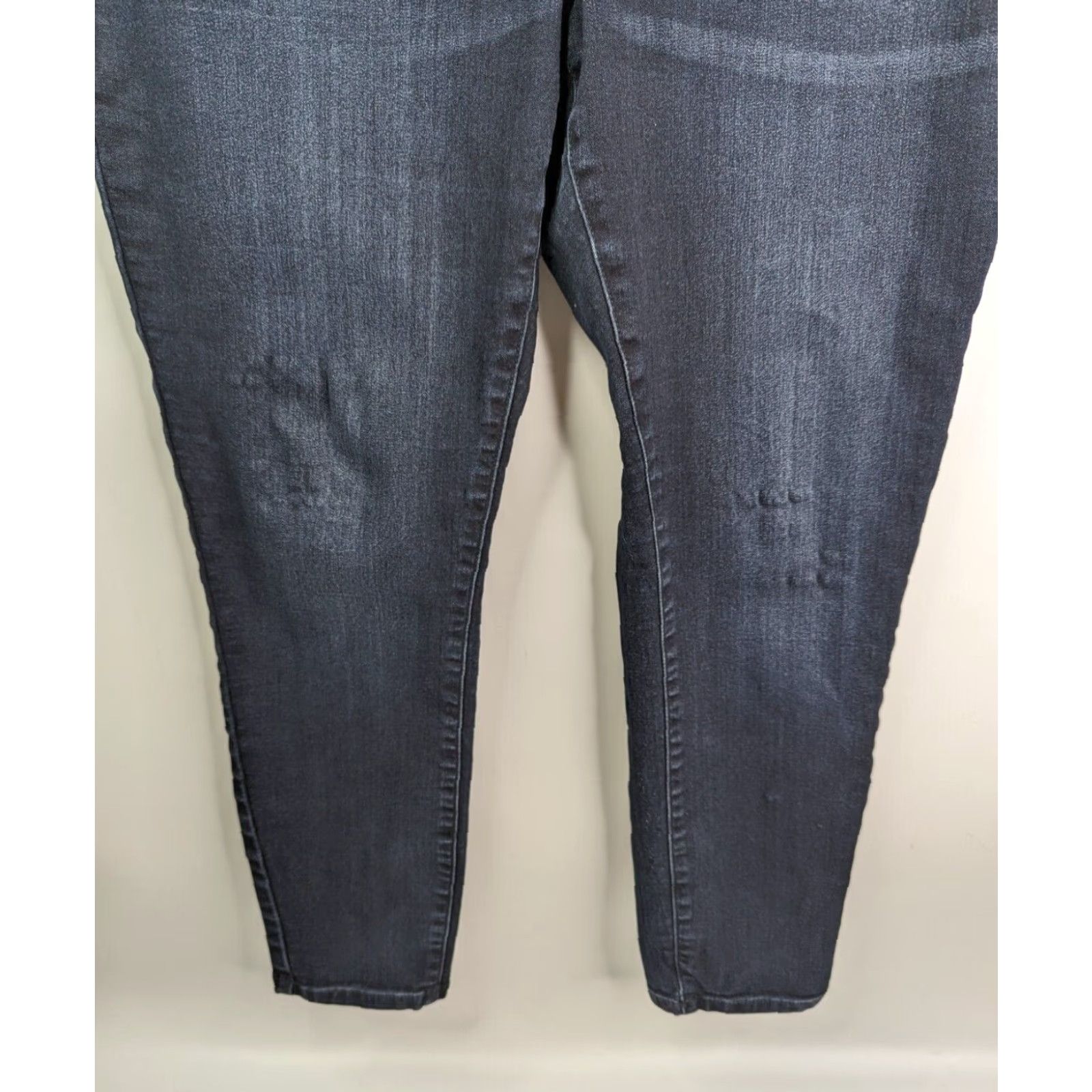 Guess **GUESS Women's Dark Wash Skinny Jeans Size 32 Stretch Black** User: GUESS Women's Dark Wash Skinny Jeans Size 32 Stretch Black Size 24" / US 00 / IT 34 - 3 Thumbnail