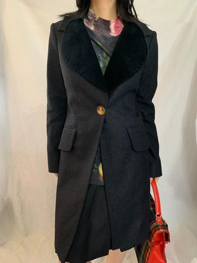 Vivienne Westwood Vivienne Westwood Love wears a black wool velvet overcoat Size XS / US 0-2 / IT 36-38 - 2 Thumbnail