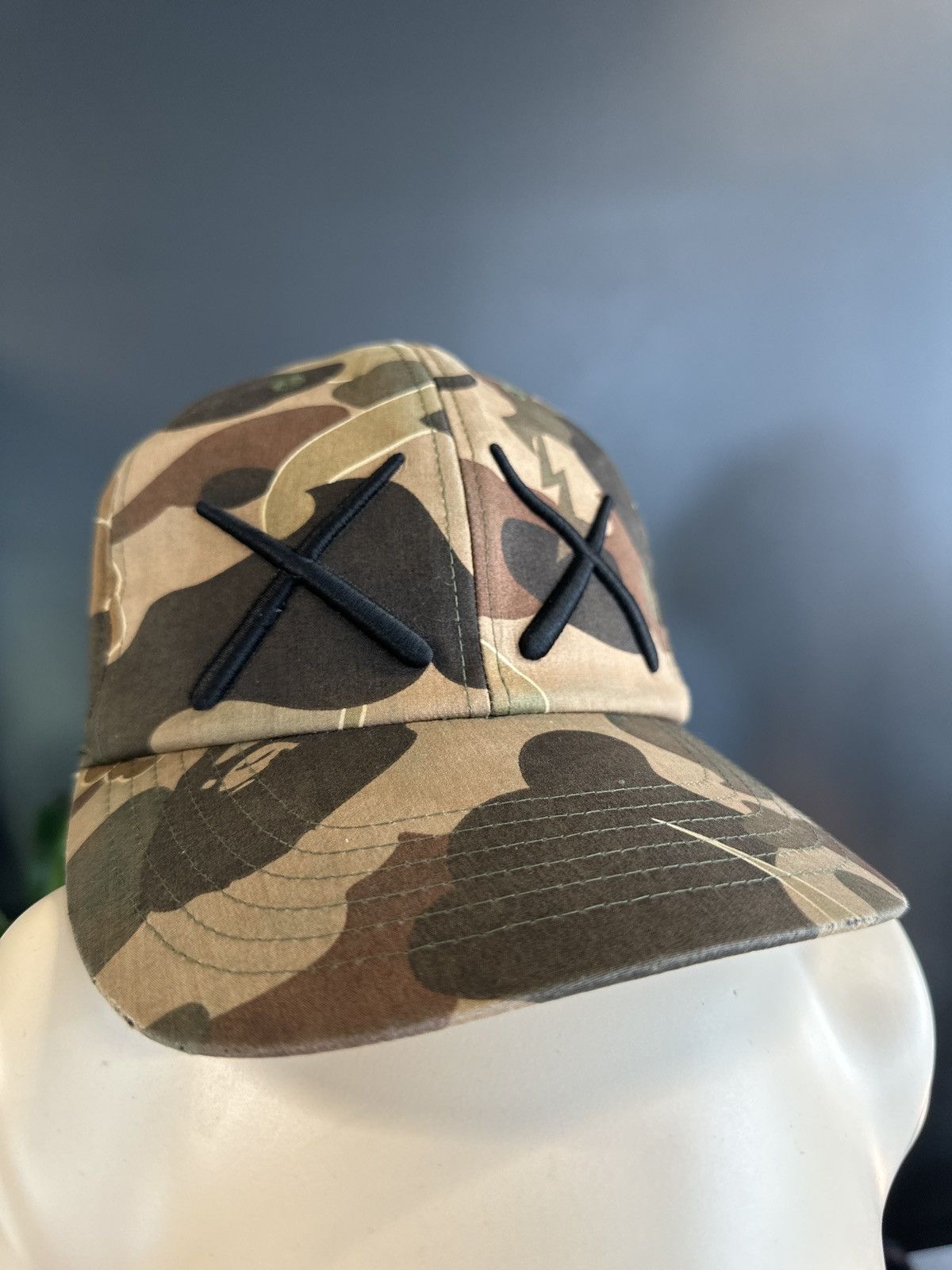 BAPE ×KAWSコラボ迷彩柄 キャップ APE × KAWS コラボキャップ カモフラ柄 迷彩（A BATHING APE