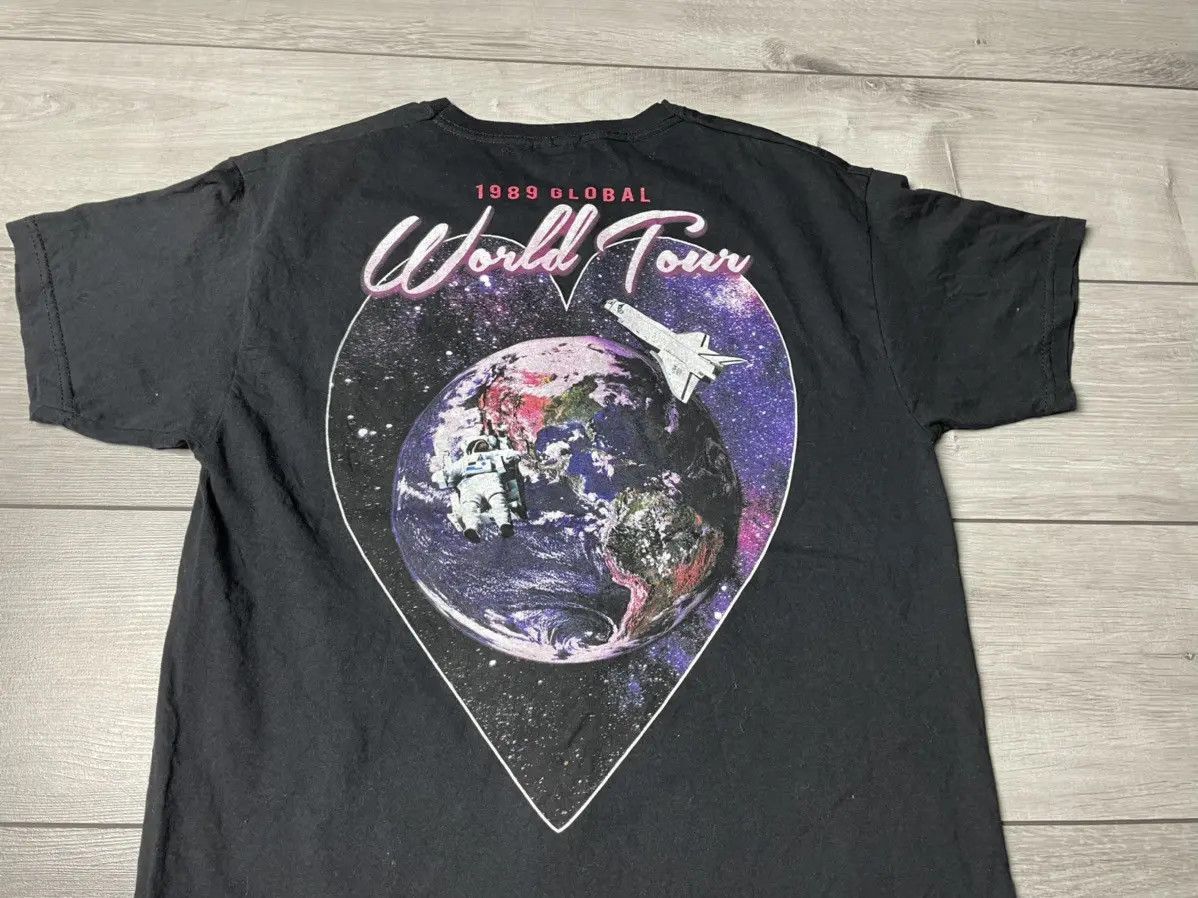 Band Tees Vintage 1989 global world tour T-shirt band tee size Medium Size US M / EU 48-50 / 2 - 3 Thumbnail