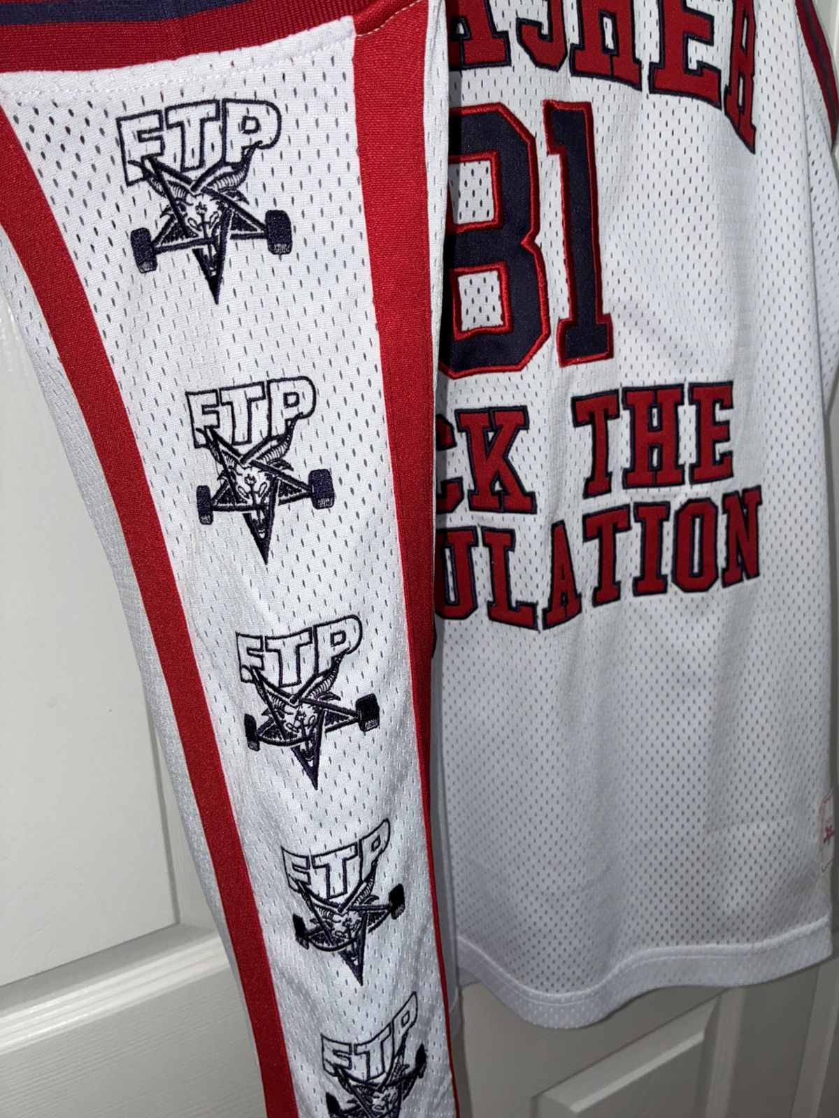 Fuck The Population × Thrasher FTP x THRASHER WHITE BASKETBALL JERSEY SIZE L Size US L / EU 52-54 / 3 - 3 Thumbnail