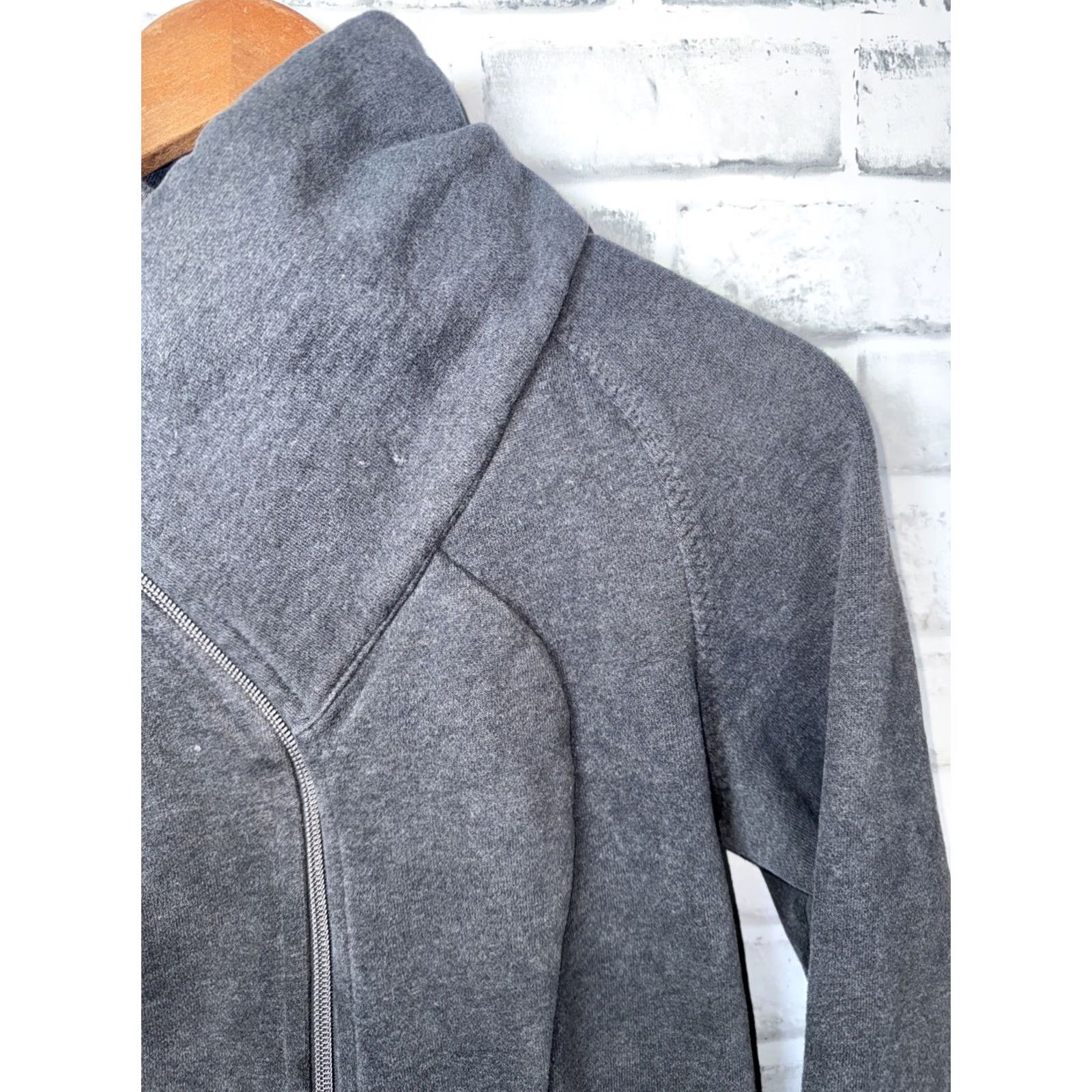 Lululemon Lululemon Jacket Full Zip Womens 6 Gray Dark 2020s Activewear Women Size M / US 6-8 / IT 42-44 - 2 Thumbnail