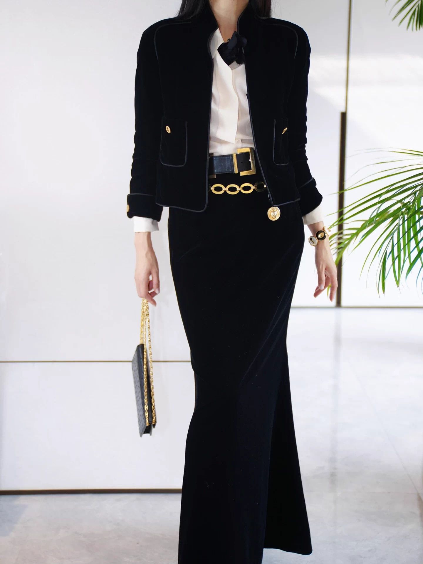 Chanel Chanel 1984 Silk Velvet Blazer Women's Black & Gold Vogue Size XS / US 0-2 / IT 36-38 - 9 Thumbnail