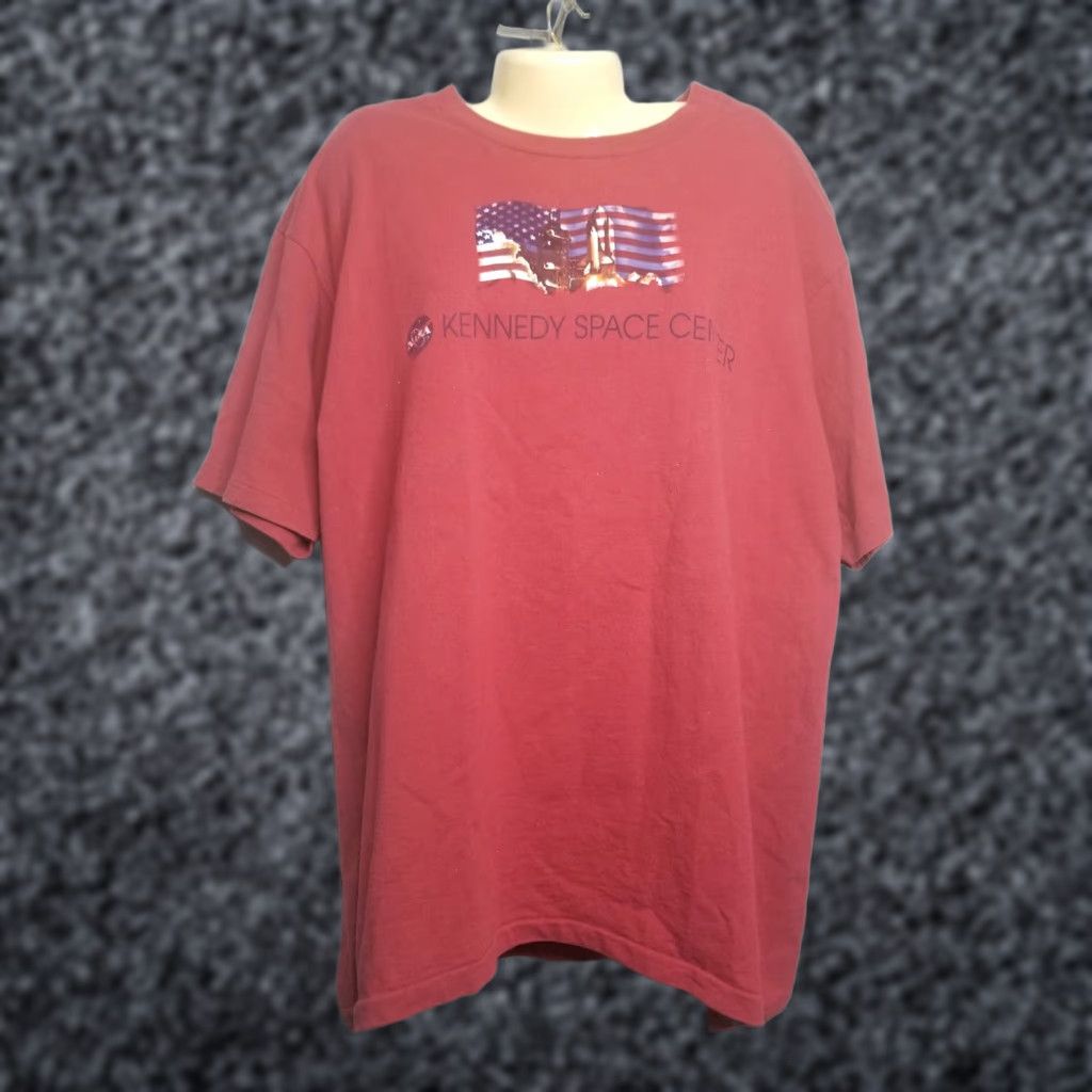Vintage VINTAGE Kennedy Space Center NASA Flag Astronaut t shirt Mens XL Red Crew Neck Short Sleeve Graphic Tee صنع Size US XL / EU 56 / 4 - 1 Thumbnail