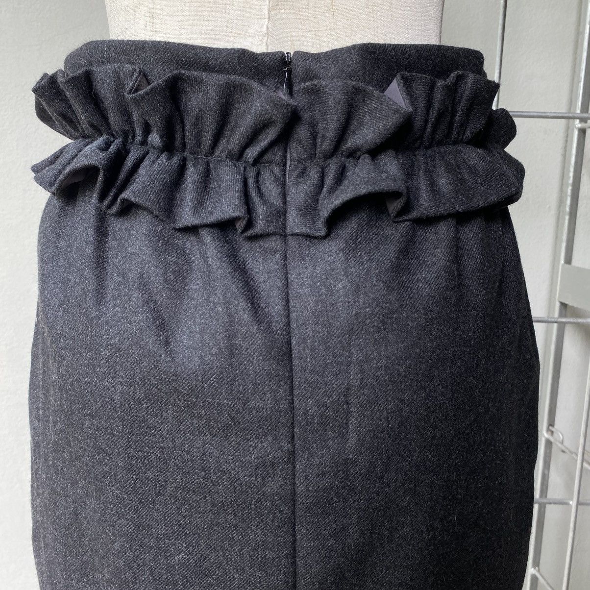Moschino MOSCHINO Black Pencil Skirt with Side Ruffles Size 28" / US 6 / IT 42 - 9 Thumbnail