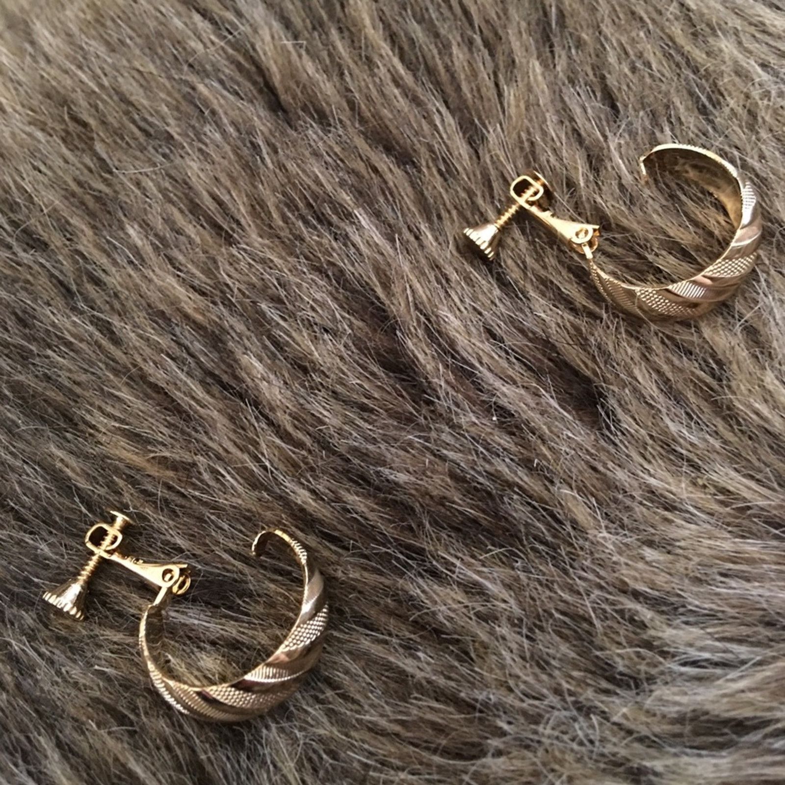 Vintage Vintage gold tone textured hoop screw back clips Size ONE SIZE - 5 Thumbnail