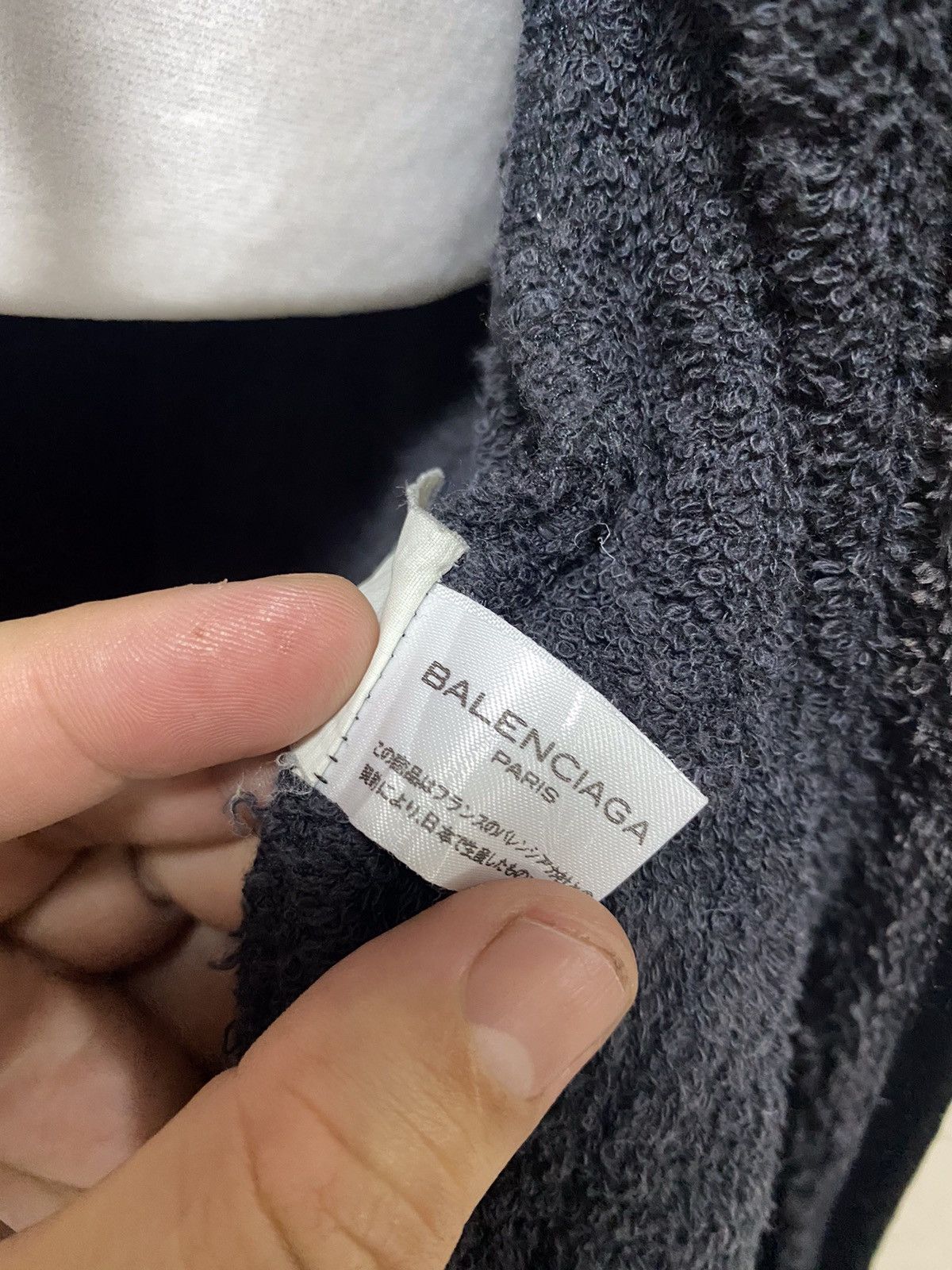 Balenciaga OS Unisex Balenciaga Towel Trench Embroided Logo One Pocket Size US M / EU 48-50 / 2 - 7 Thumbnail