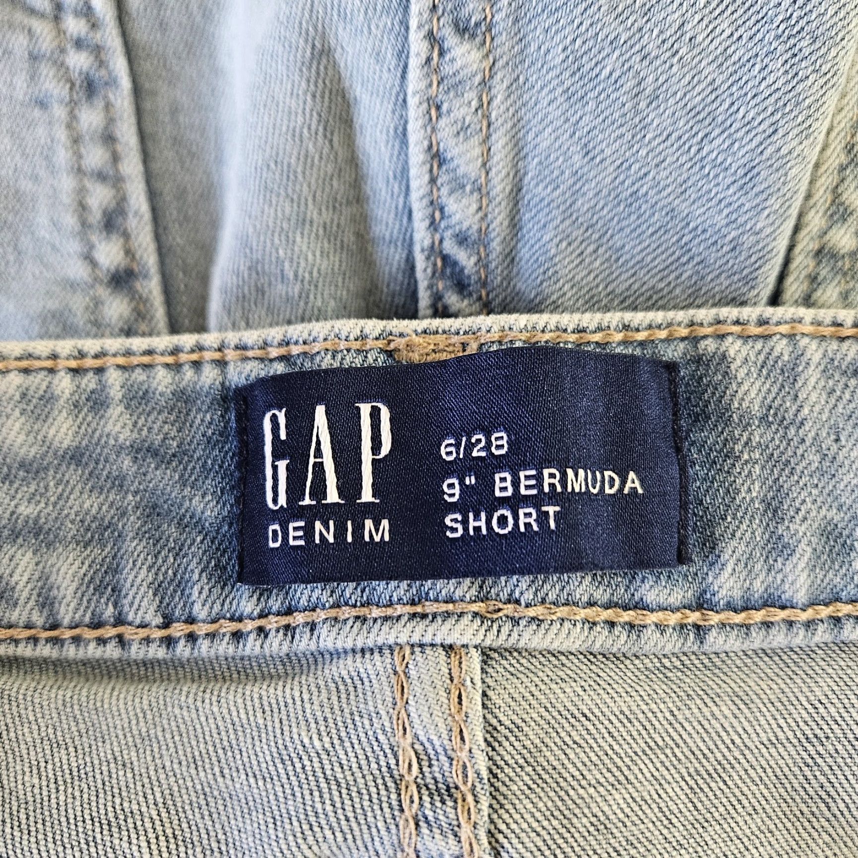 Gap Gap Women Denim Bermuda Shorts 6 Blue Light Wash Mid Rise 9" Inseam 11.5" Cotton Blend Denim Shorts Womens Bermuda Pants 2-3" Rise? Size 28" / US 6 / IT 42 - 5 Thumbnail