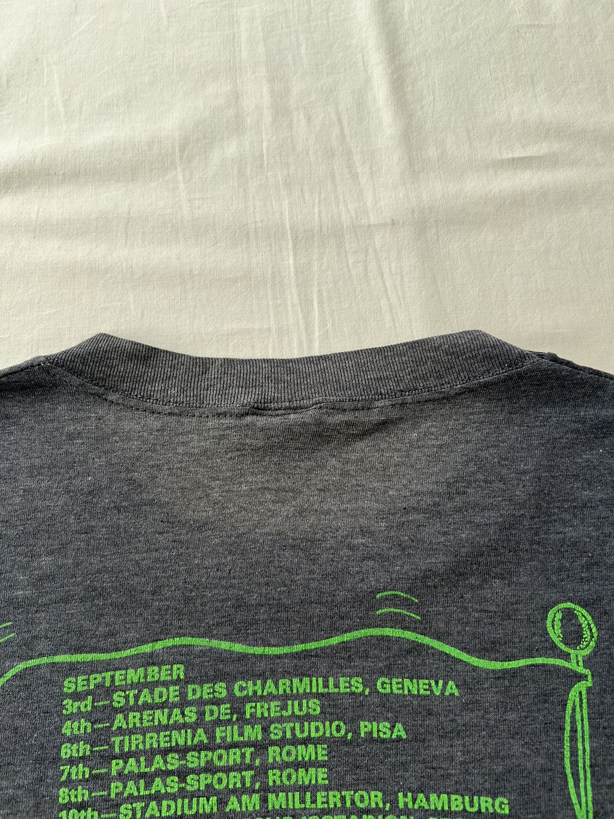 Band Tees Vintage 1982 Genesis in Concert Phil Collins 80s T-shirt Size US S / EU 44-46 / 1 - 18 Thumbnail