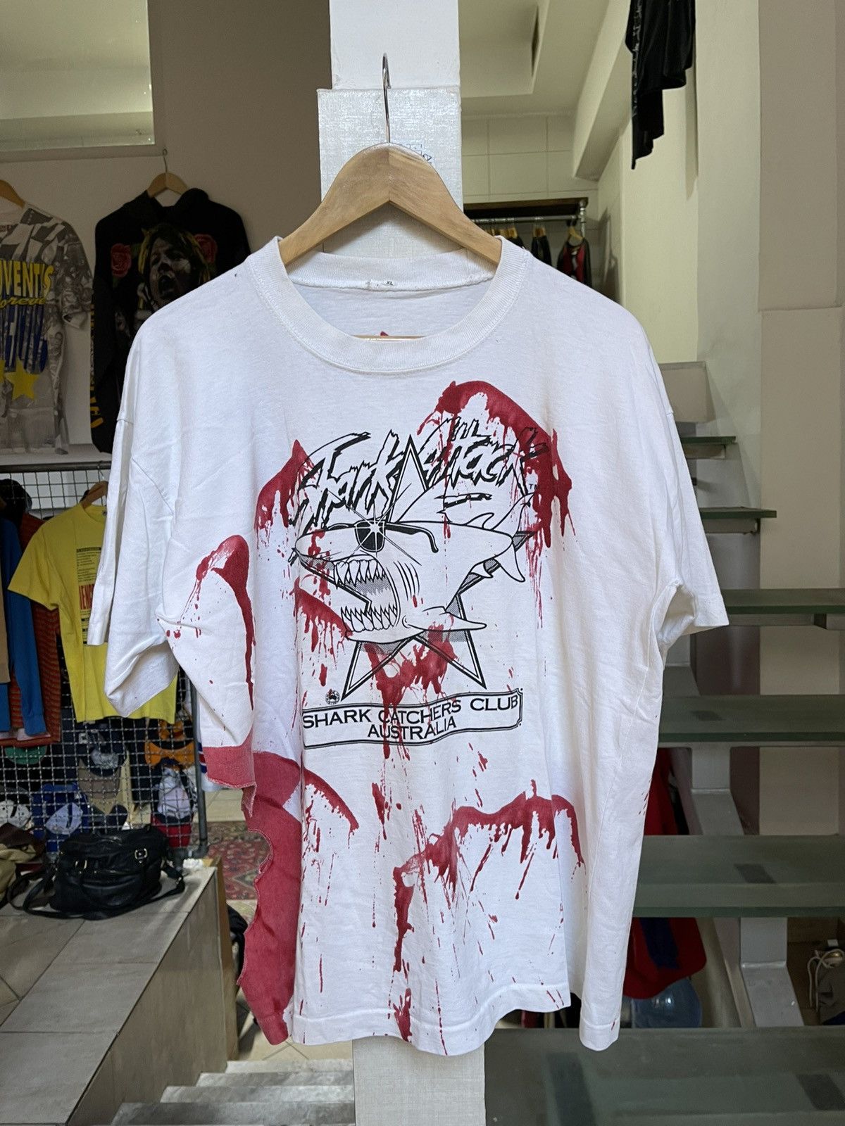 Vintage Vintage Shark bitten t shirt 90s Australia Size US L / EU 52-54 / 3 - 1 Thumbnail