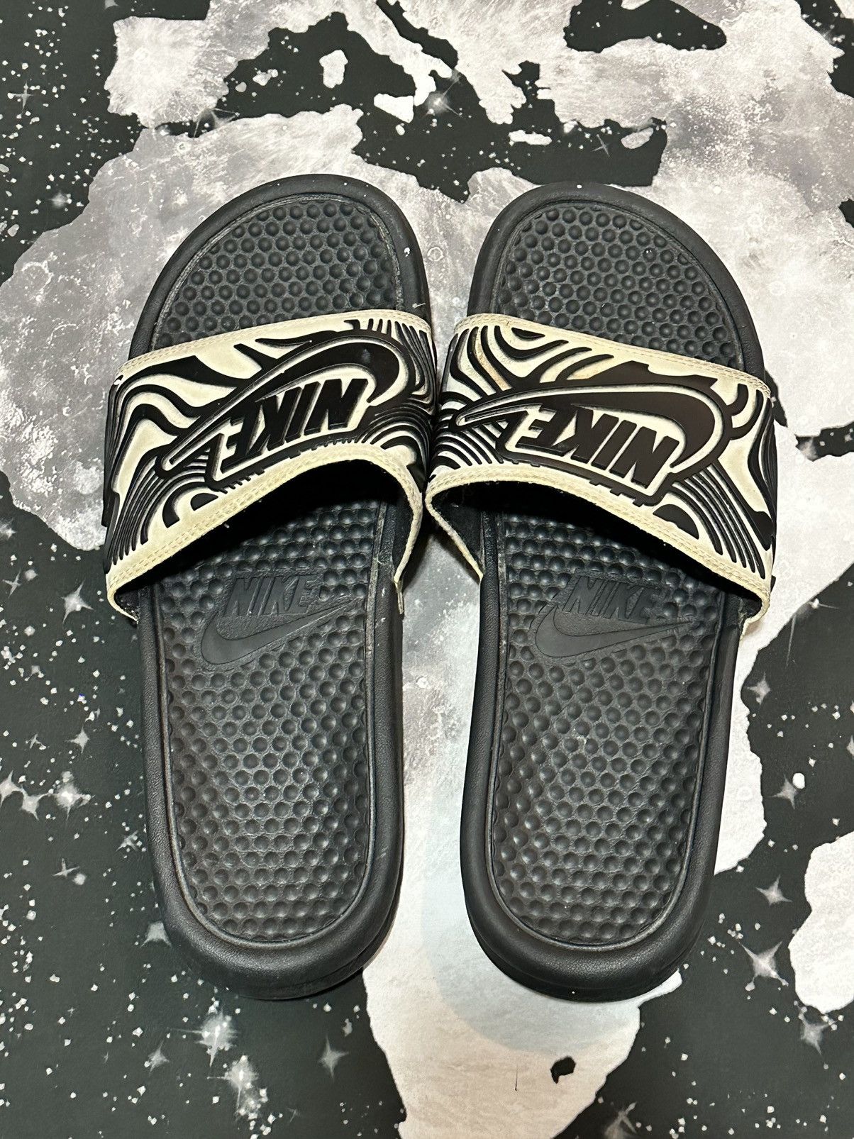 Nike Nike Benassi JDI Slides White Black Abstract Size US 9 / EU 42 - 4 Thumbnail