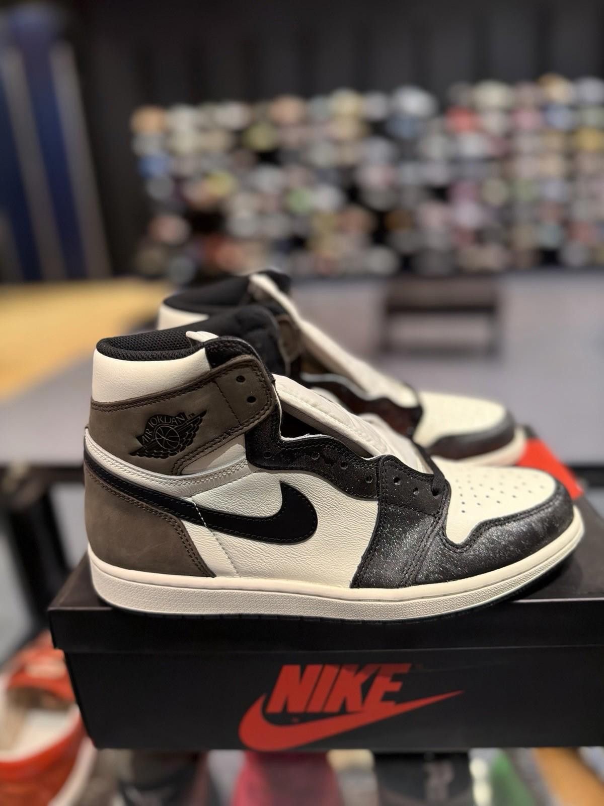 Jordan Brand Size 10.5 - Jordan 1 Retro OG High Dark Mocha (555088 105) Size US 10.5 / EU 43-44 - 2 Thumbnail