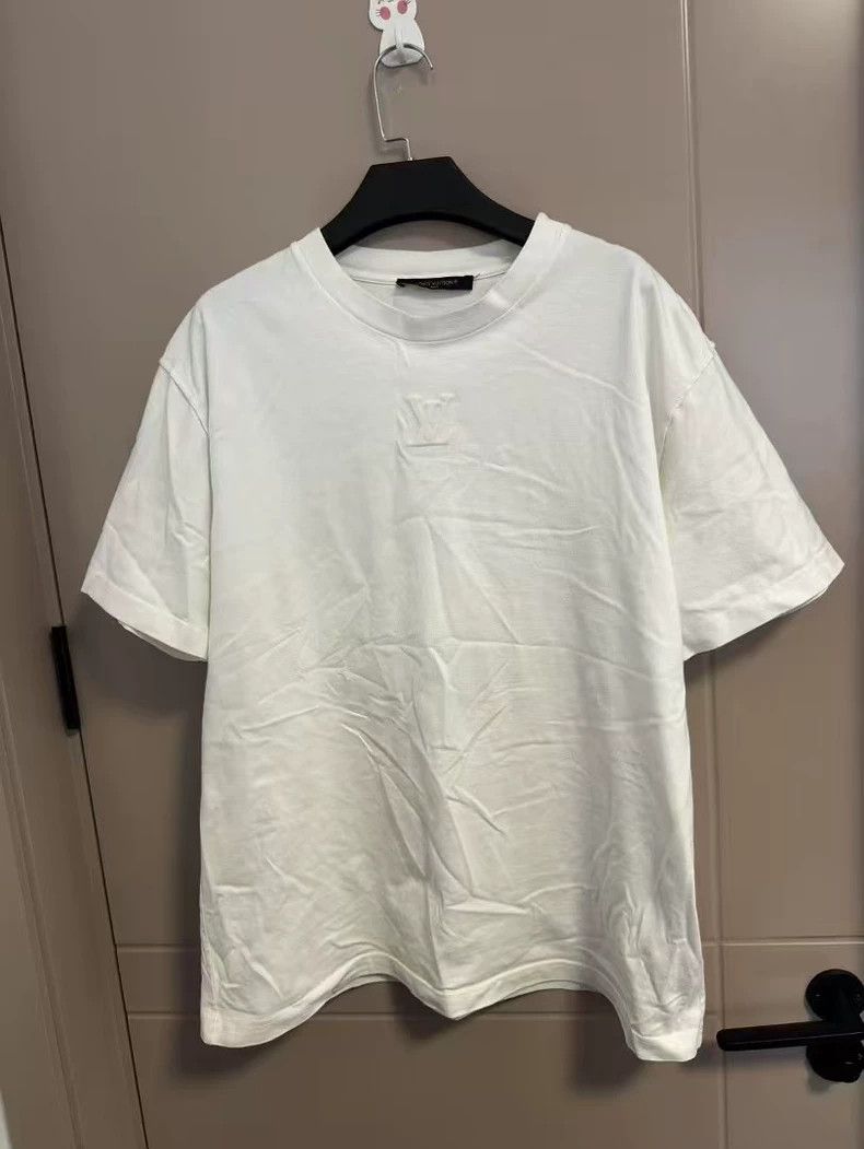 Louis Vuitton Louis Vuitton Embossed logo short sleeve Size US L / EU 52-54 / 3 - 1 Thumbnail