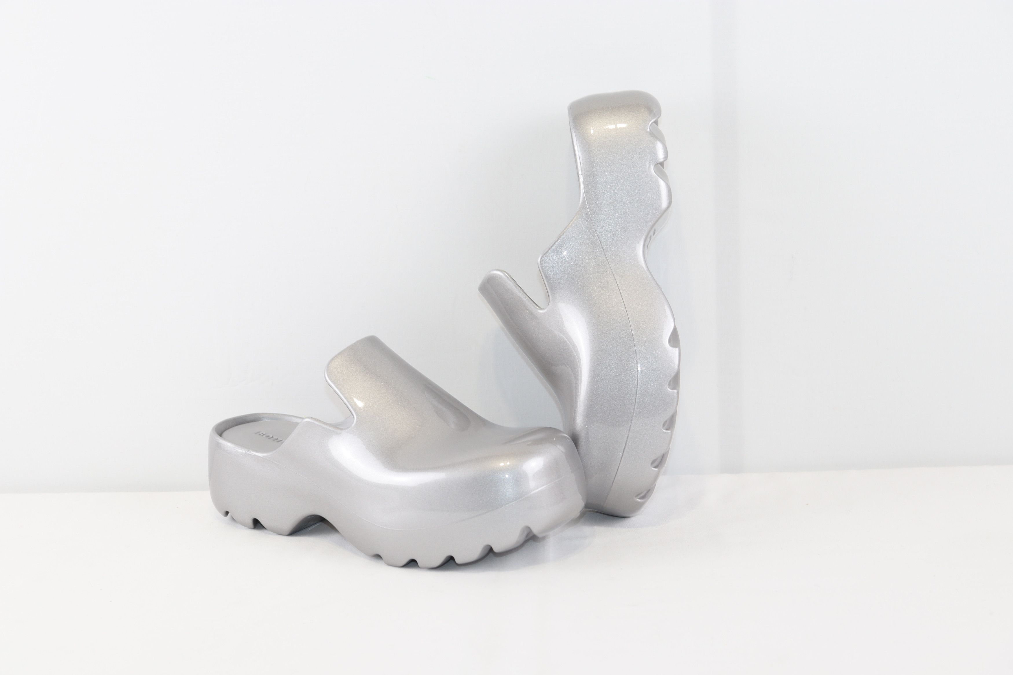 Bottega Veneta o1rshd1 / Flash Rubber Slipper / Slip On in Silver Size US 9 / EU 42 - 9 Thumbnail