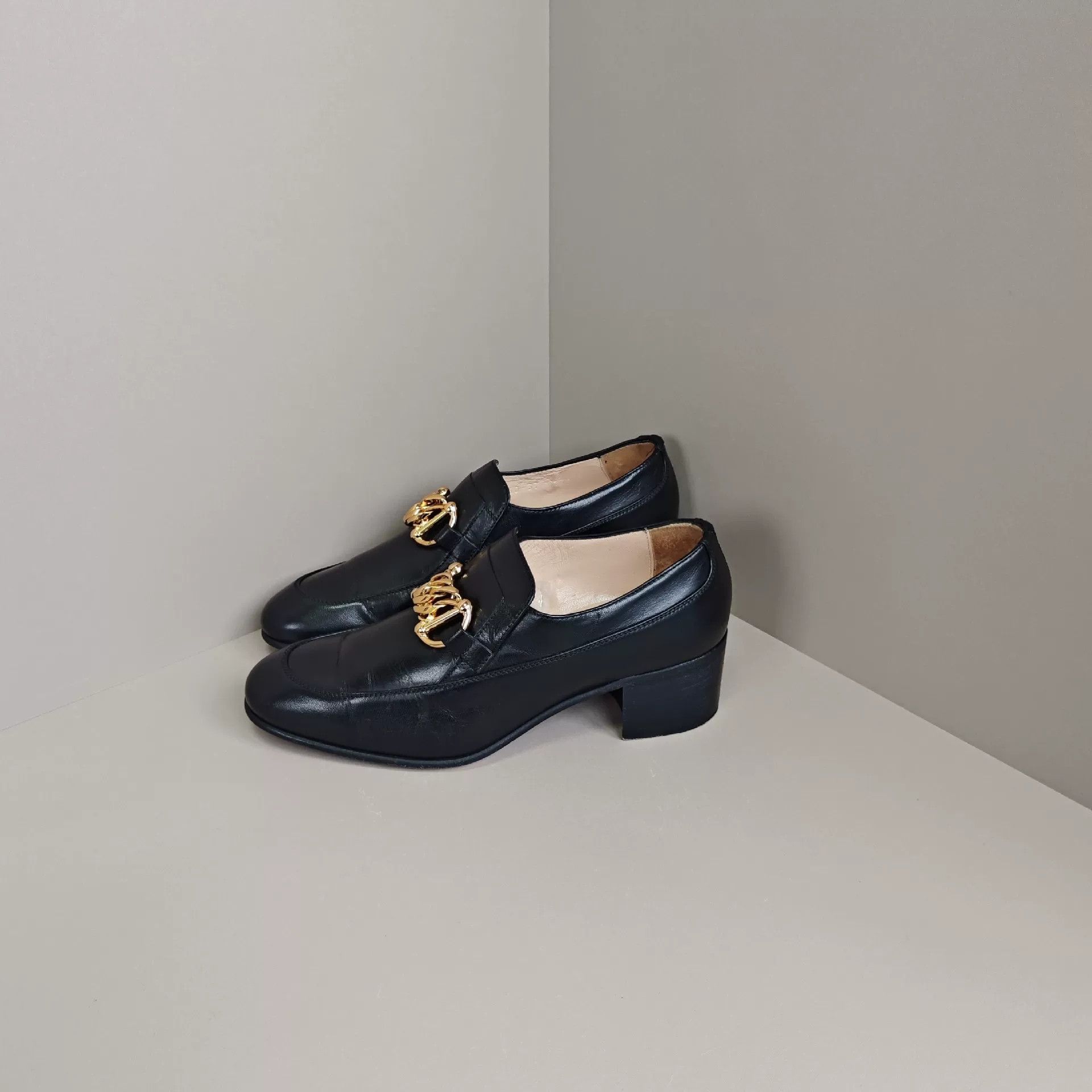 Gucci Gucci Lowtop Sneakers us_7 Women Size US 7 / IT 37 - 1 Thumbnail
