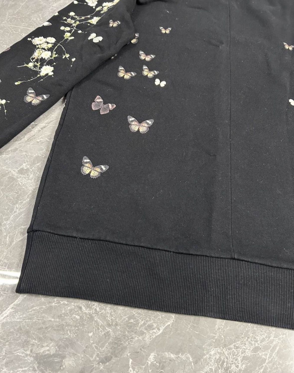 Givenchy Givenchy Madonna Floral Print Sweatshirt - wxx Size US XS / EU 42 / 0 - 6 Thumbnail
