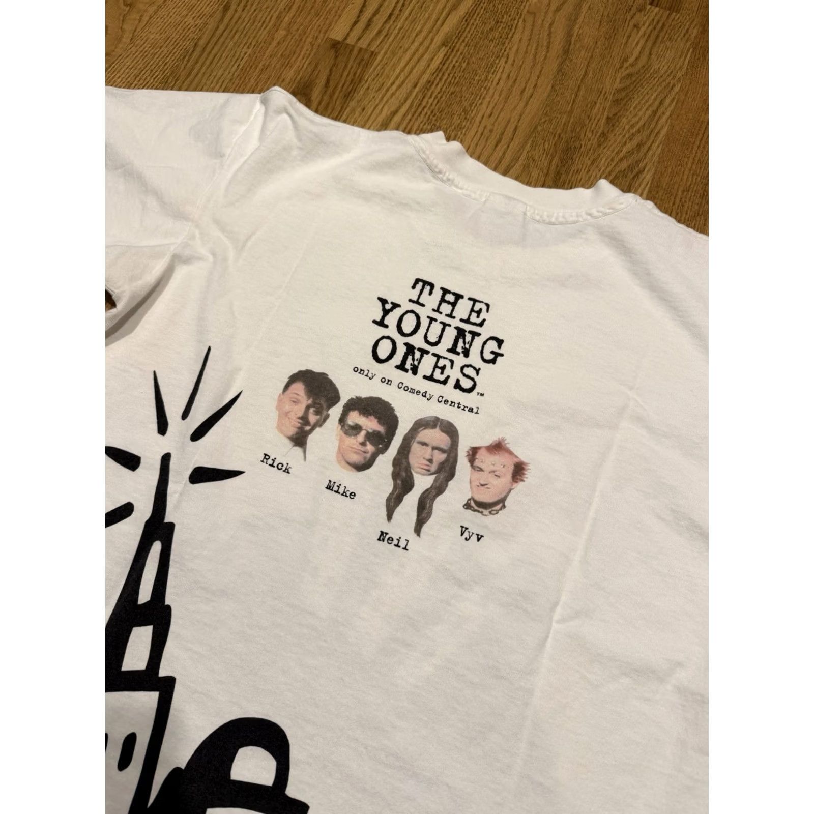Anvil VINTAGE COMEDY CENTRAL TV Show THE YOUNG ONES Promo T Shirt Large White 1990s Graphic Tee Mens Size US L / EU 52-54 / 3 - 3 Thumbnail