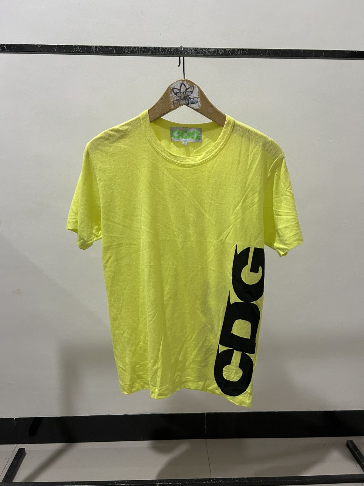 Comme des Garcons Cdg breaking news yellow ss logo tshirt Size US M / EU 48-50 / 2 - 1 Thumbnail