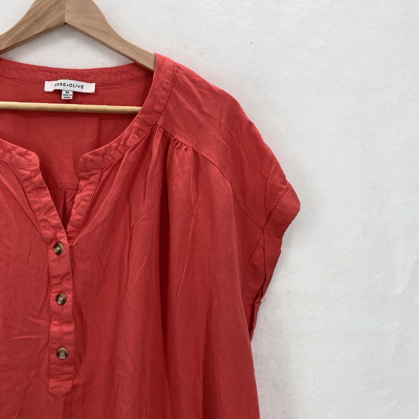Vintage ROSE + OLIVE Shirt Womens 2X Red Henley Short Sleeve Rayon Flowy Tunic Blouse Size XXL / US 16-18 / IT 52-54 - 2 Thumbnail