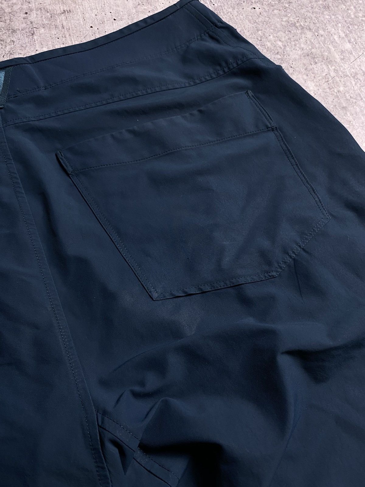 Arc'teryx Arcteryx Logo Cargo Shorts Size US 34 / EU 50 - 10 Thumbnail