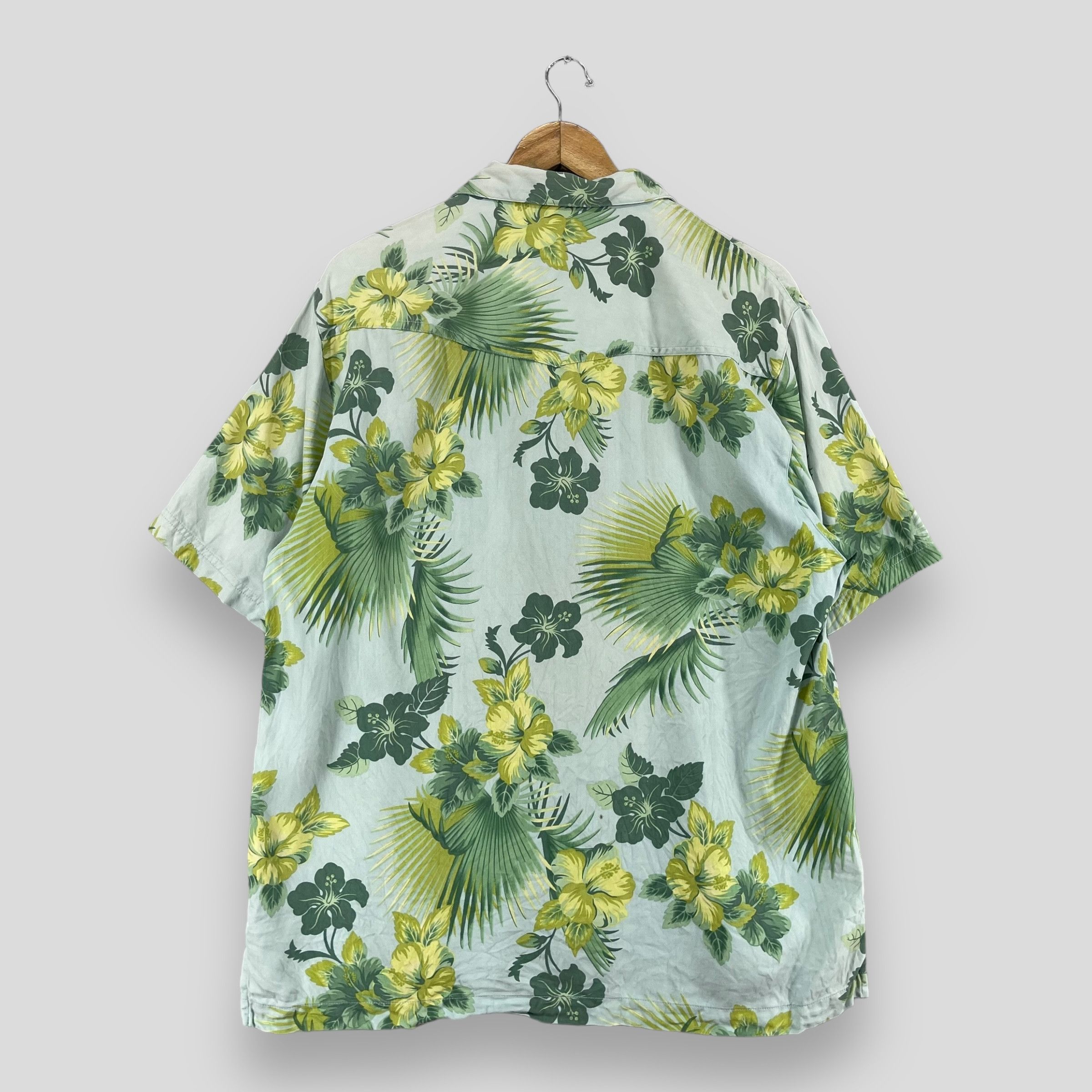 Vintage TOMMY BAHAMA Hawaii Floral Hibiscus Motive Shirt