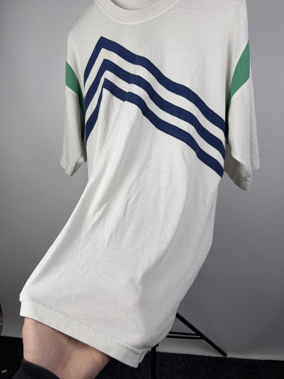Adidas Retro Adidas Vintage 90s White T-Shirt Chevron Stripe Logo Size US L / EU 52-54 / 3 - 6 Thumbnail