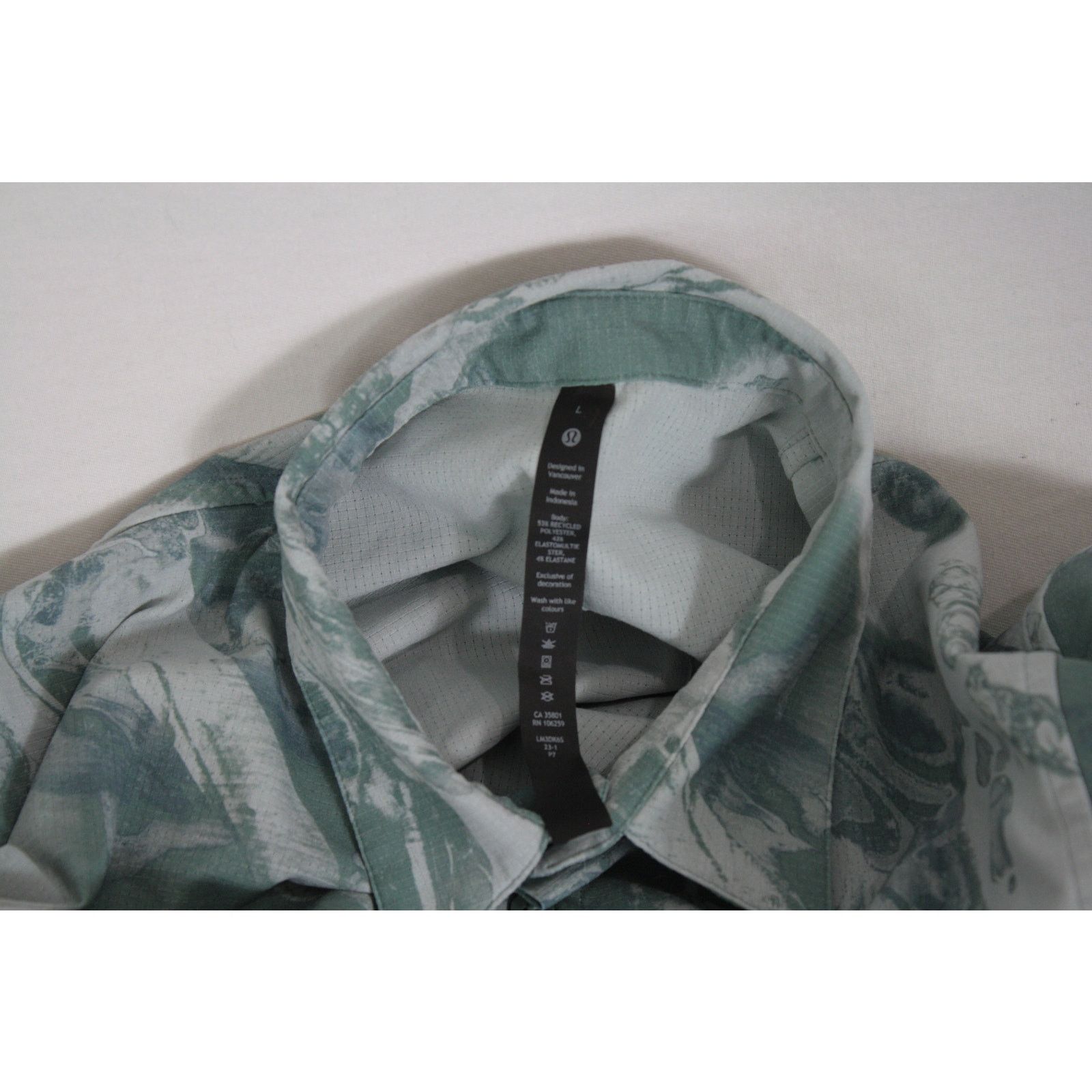 Lululemon Lululemon Airing Easy Shirt L Marble Print Button Up Green Size US L / EU 52-54 / 3 - 5 Thumbnail