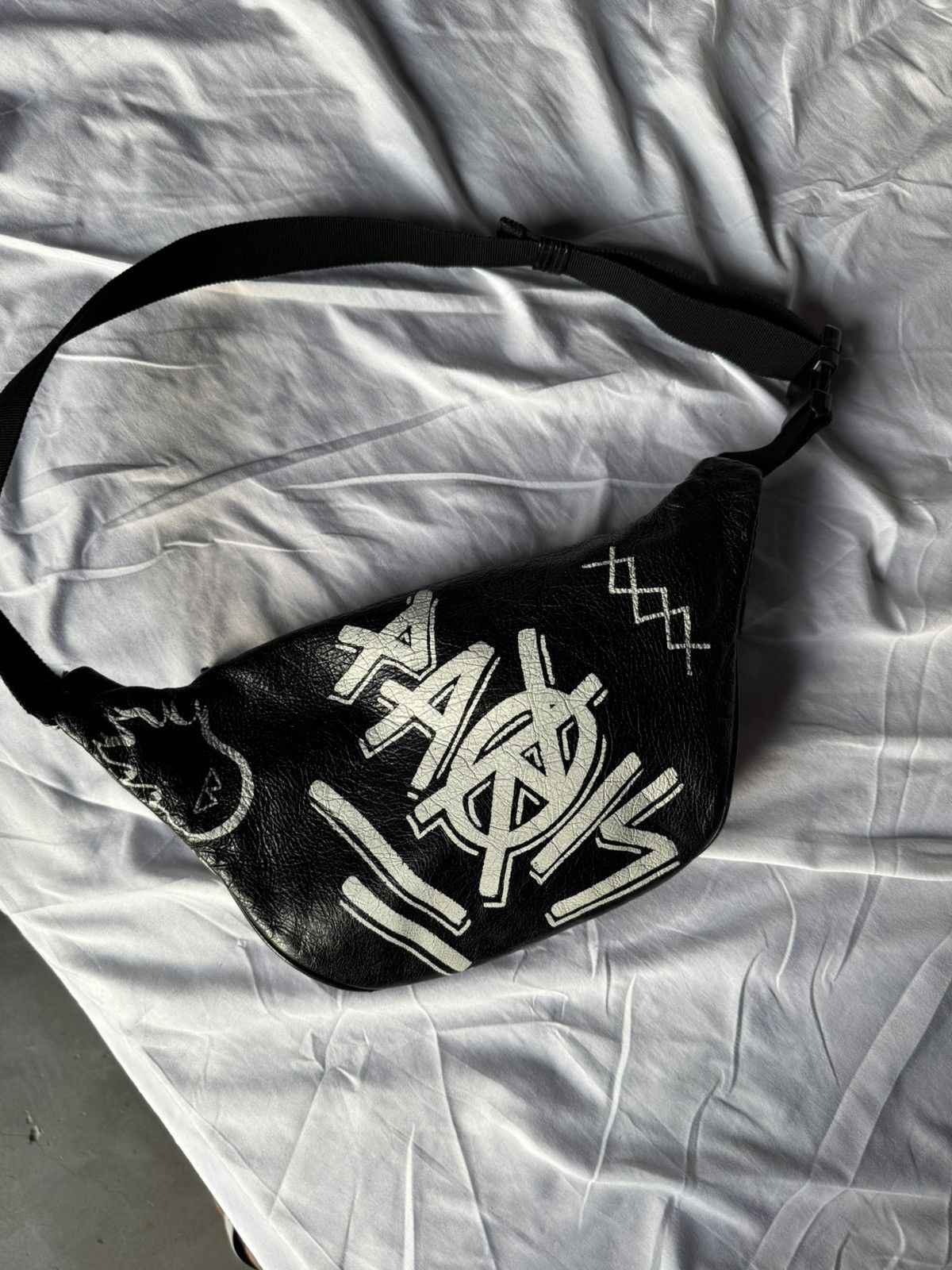 Balenciaga Balenciaga Black Graffiti Explorer Belt Bag Size ONE SIZE - 10 Thumbnail