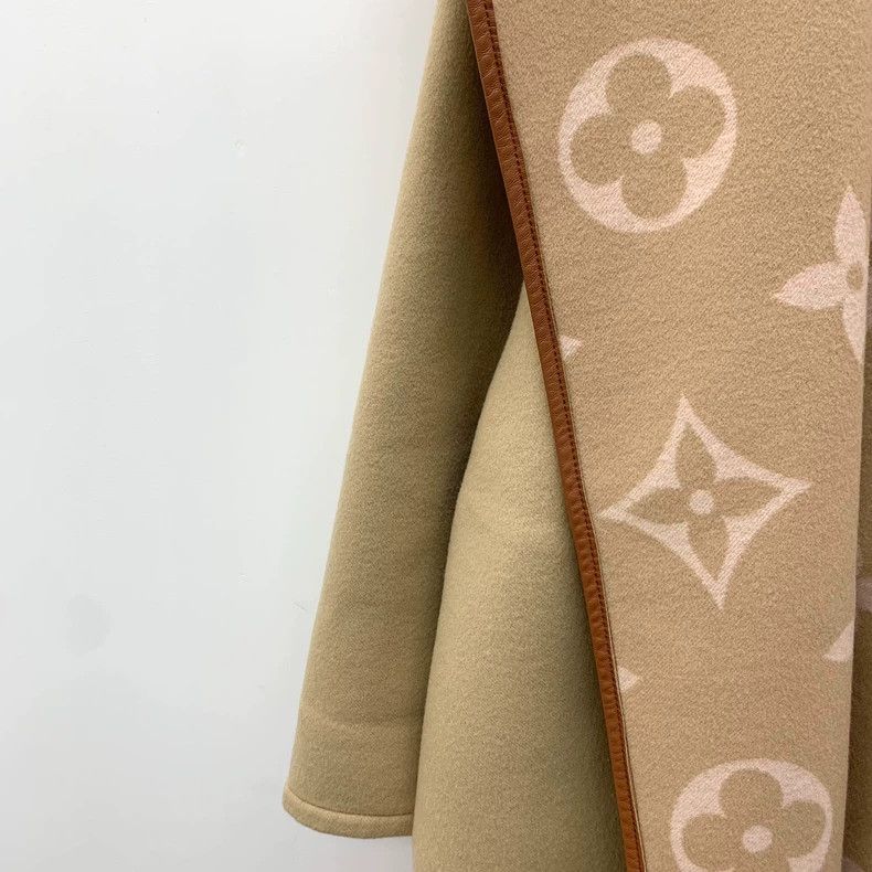 Louis Vuitton Louis Vuitton 22 coats with brown lining logo and full pri Size XS / US 0-2 / IT 36-38 - 4 Thumbnail