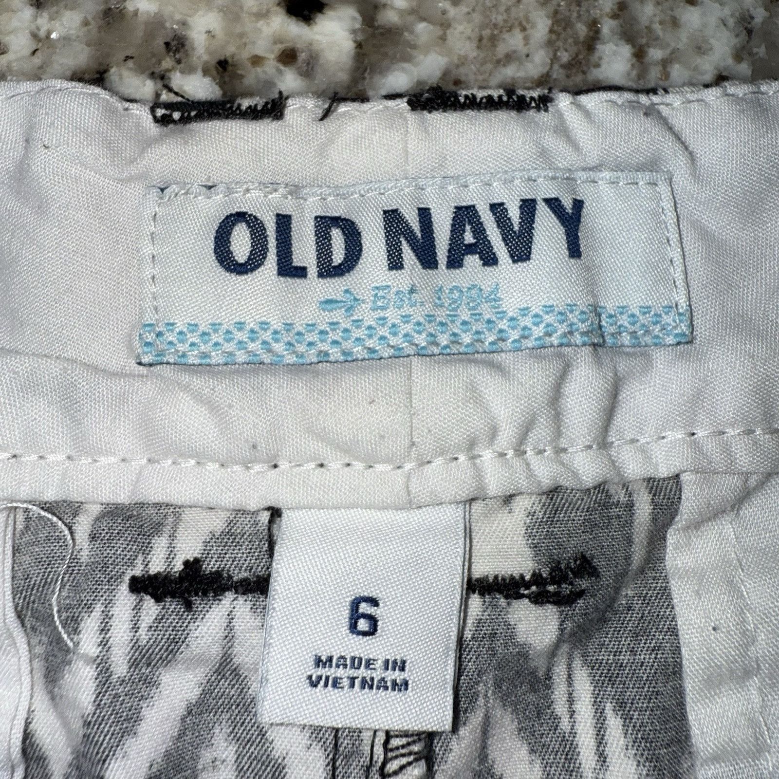 Old Navy Old Navy Black & White Geometric Print Shorts Size 6 Size 28" / US 6 / IT 42 - 3 Thumbnail