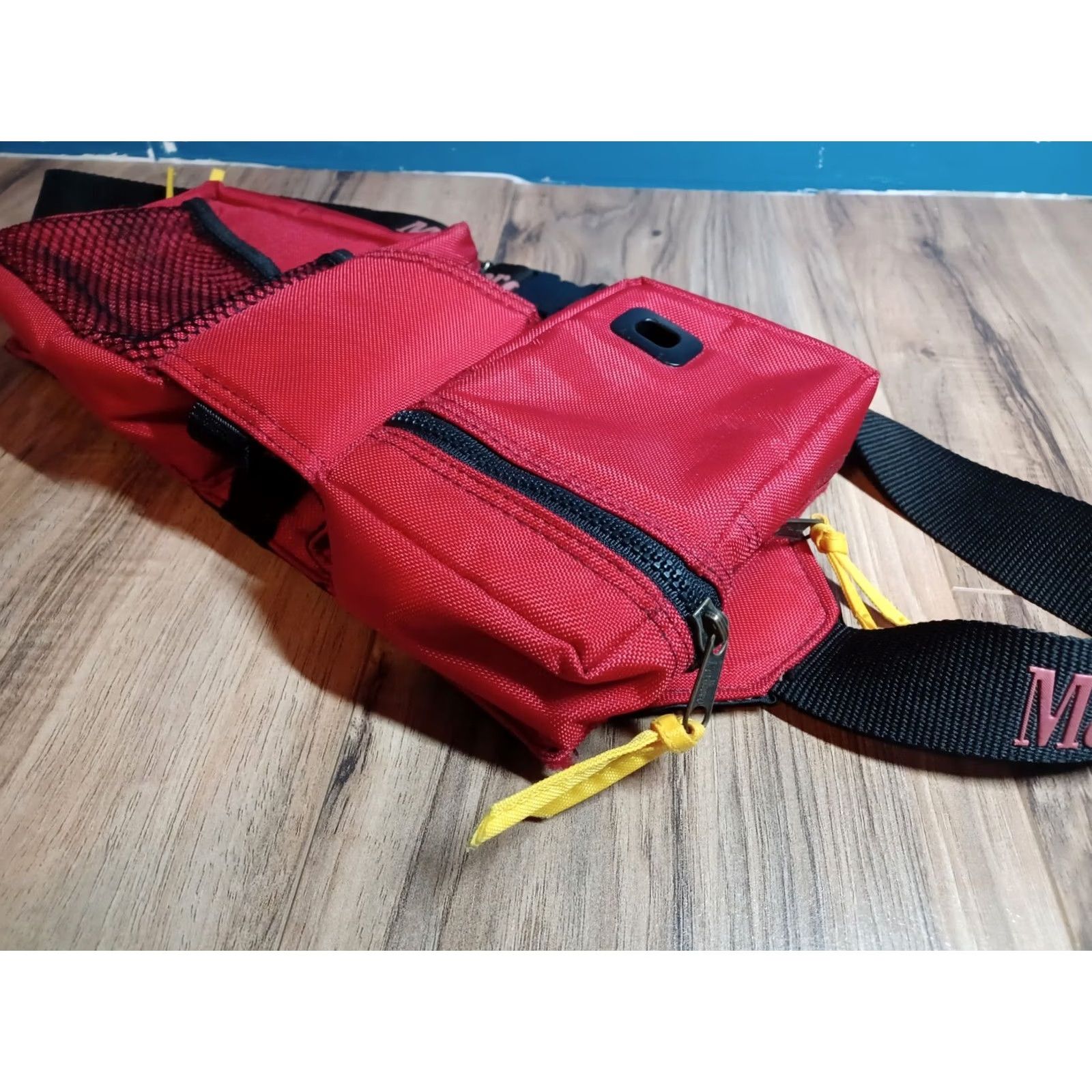 Marlboro VINTAGE Marlboro Fanny Pack Waist Bag Crossbody Strap 90s Medium Red Polyester Men's Travel 90s Crossbody Adjustable Strap Size ONE SIZE - 4 Thumbnail