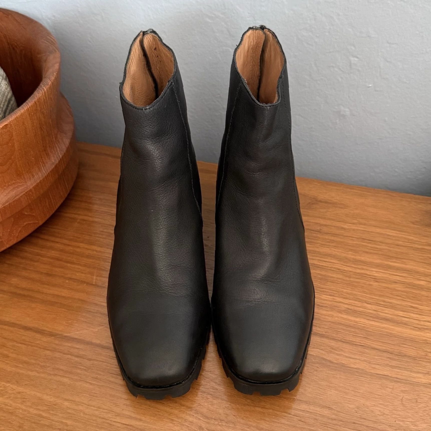 Madewell Madewell Boots Adult Women 9.5 Black Lugsole Leather Ankle Boots Back Zip Square Toe Cushioned Lined Size US 10 / IT 40 - 4 Thumbnail