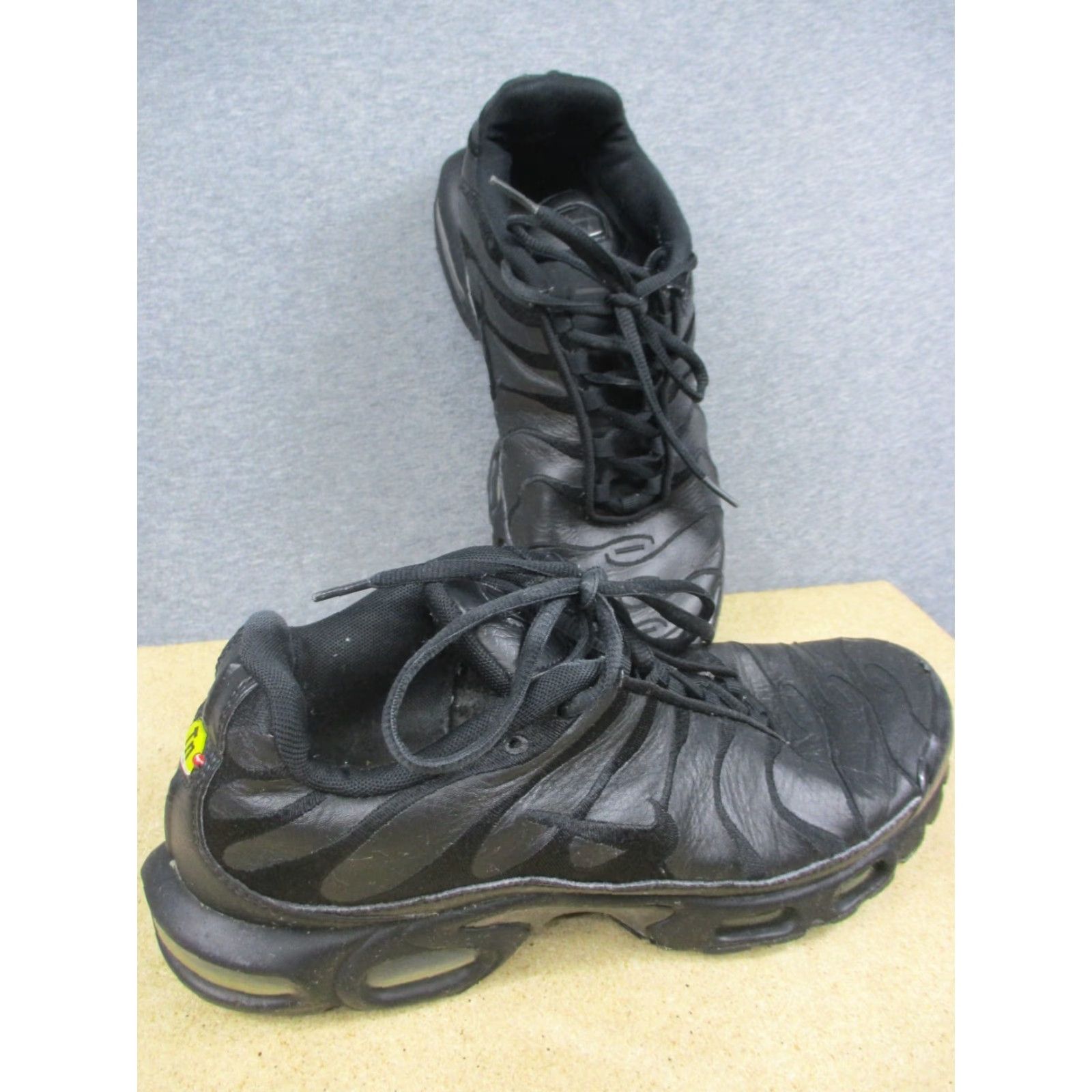 Nike Nike Air Max Plus SE Size 9.5 Men's Black AJ2029001 Size US 10 / EU 43 - 2 Thumbnail