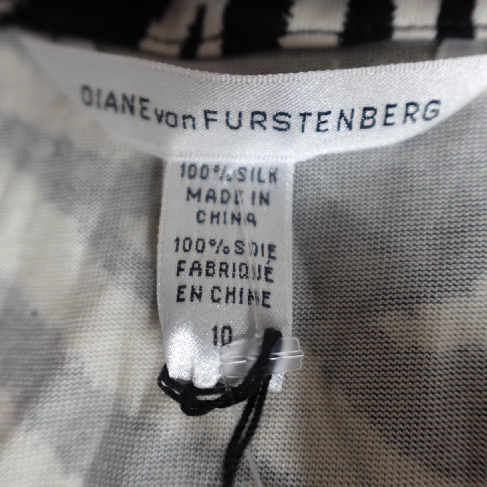 Diane von Furstenberg Diane von Furstenberg Dress 10 Black Zebra 100% Silk Surplice NEW D3266001U6 Size L / US 10 / IT 46 - 2 Thumbnail