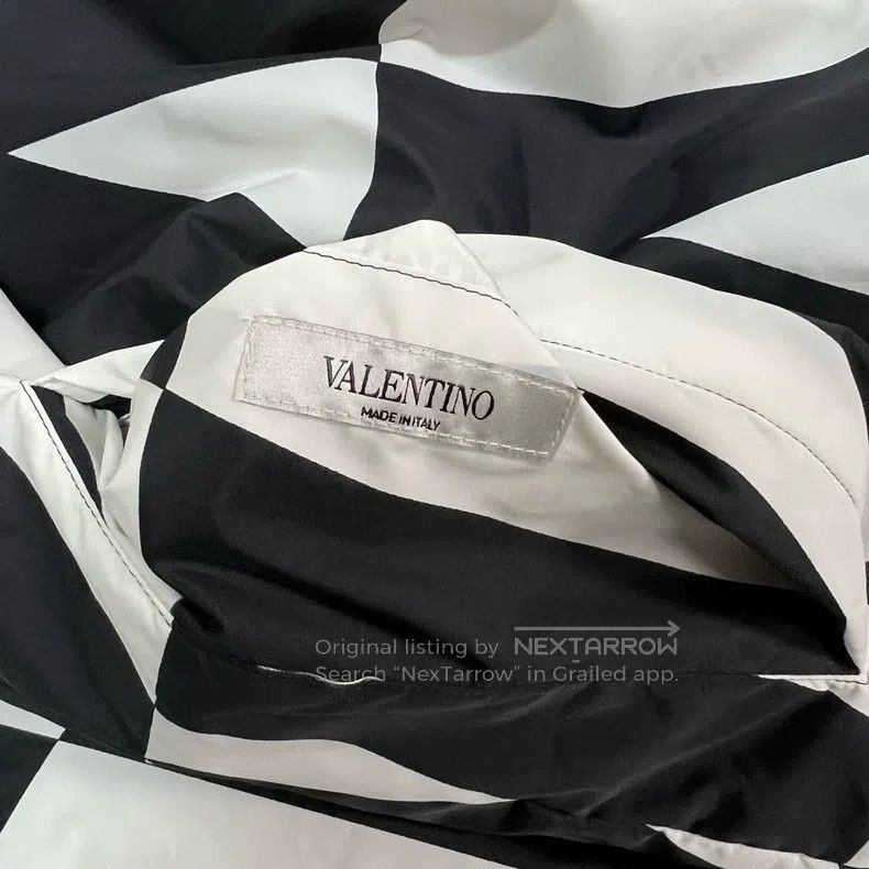Valentino Valentino Big V full print wears a down jacket jacket on b Size US L / EU 52-54 / 3 - 7 Thumbnail
