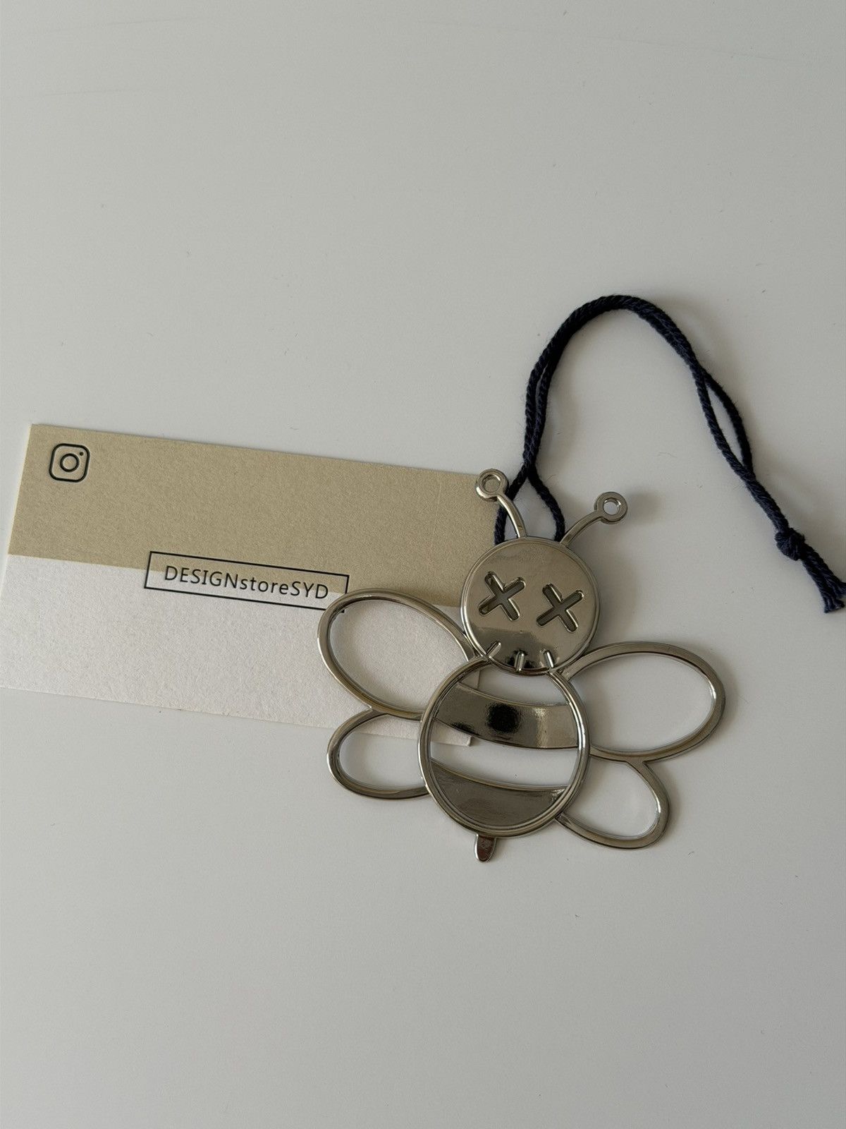 Dior × Kaws kaws x Dior bee tag Size ONE SIZE - 3 Thumbnail