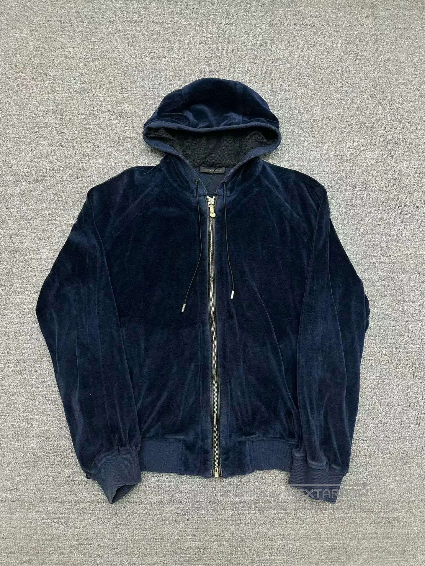 Versace versace velvet medusa hoodie size m. Size US M / EU 48-50 / 2 - 1 Thumbnail