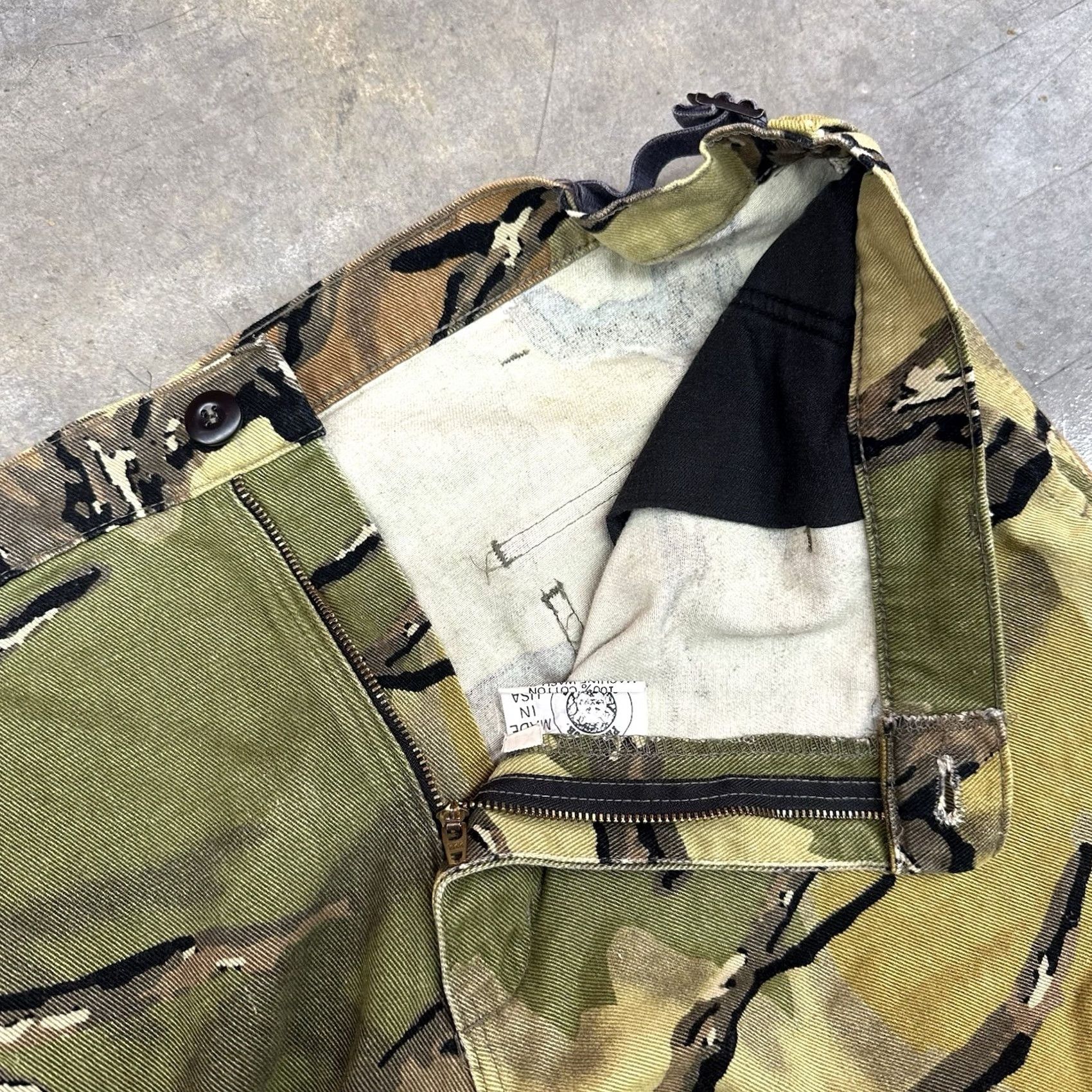 Vintage VINTAGE Predator Camo Cargo Pants Men's XL Regular Rise 13 in Inseam 31 in USA 90s Camouflage Workwear<|vq_ eius|> Size US 36 / EU 52 - 4 Thumbnail